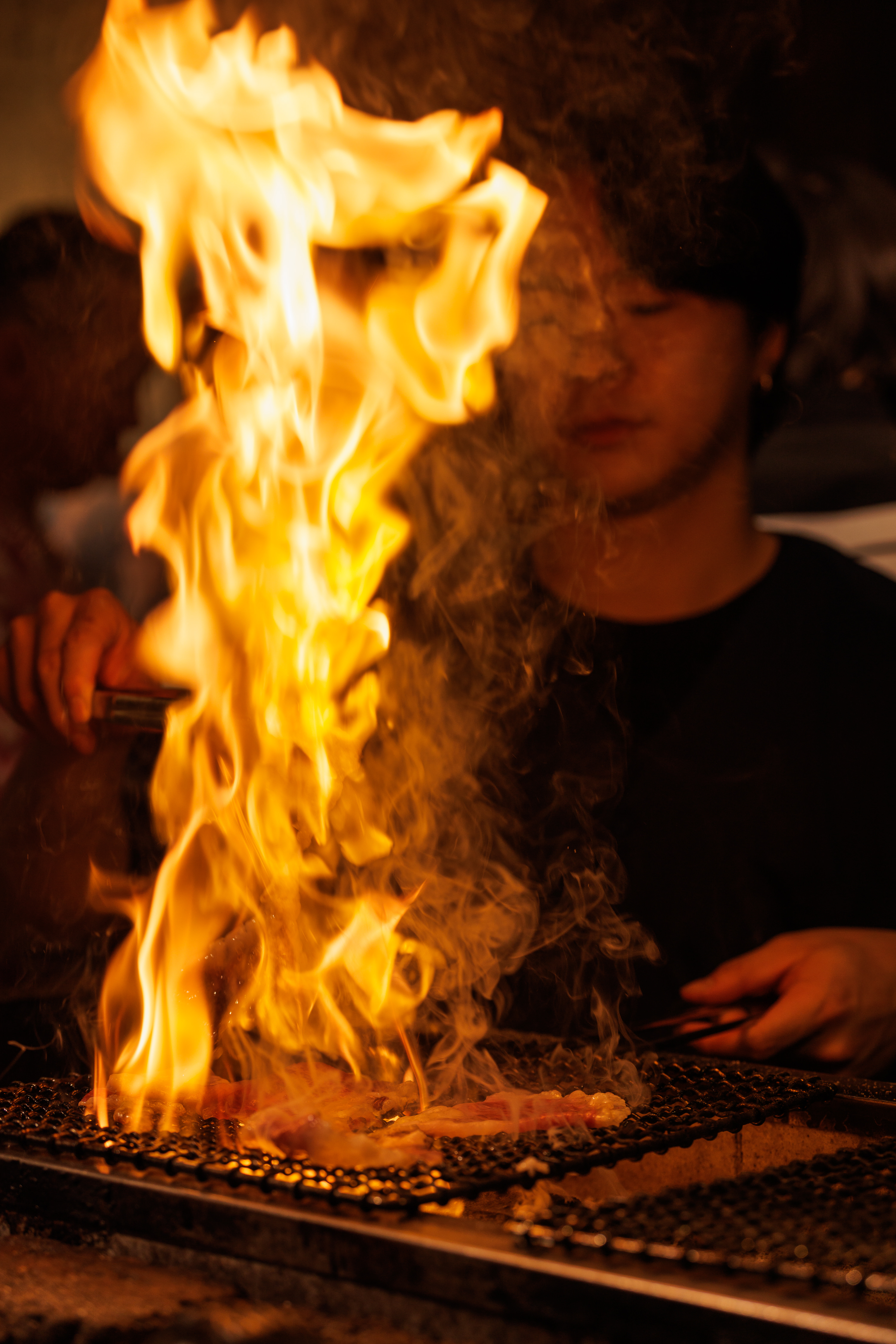 藁焼きの炎と料理人